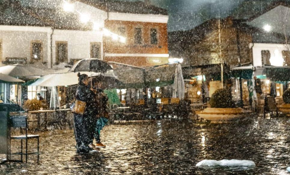 Borë në Korçë, disa fshatra pa drita! Turistët shtojnë rezervimet në Voskopojë dhe Dardhë Capture