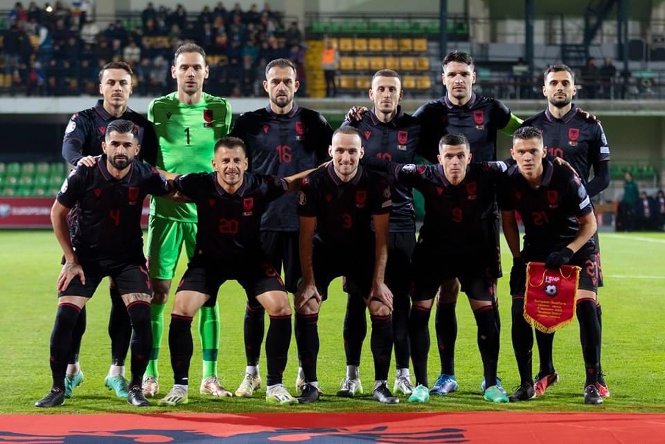 Ambasada e SHBA në Tiranë uron kualifikimin e kuqezinjëve në Euro 2024: Tifo për Shqipërinë F NSO4JXkAAJkpl