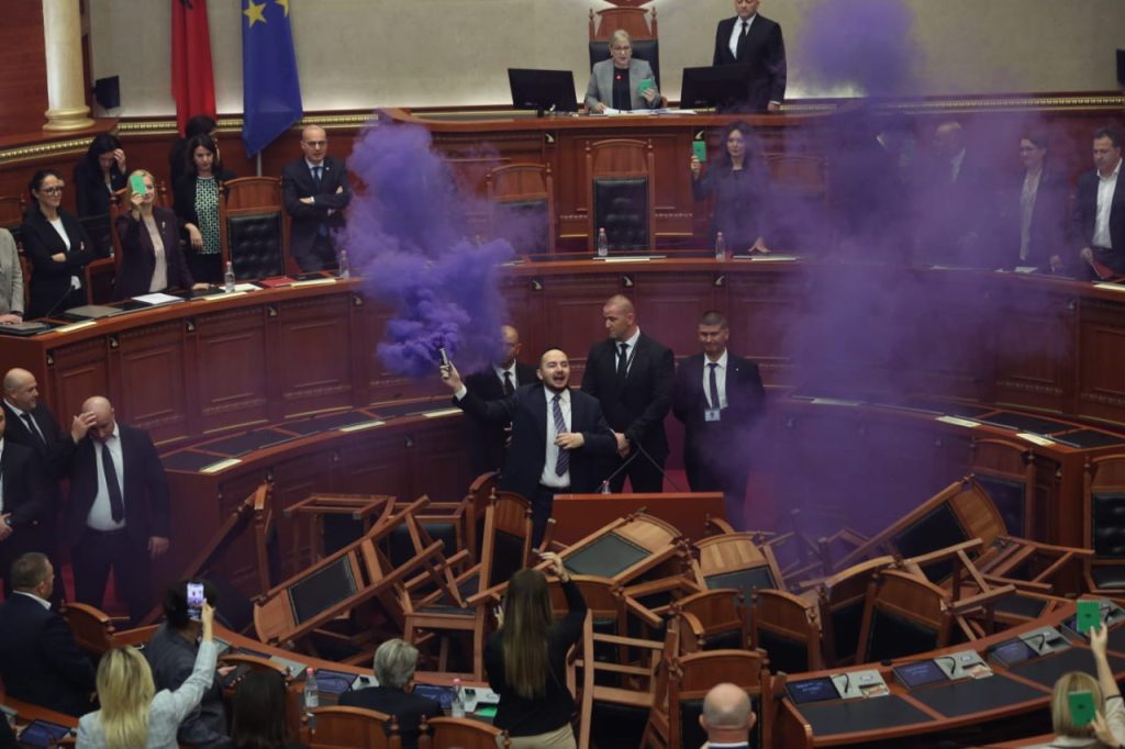 Kaosi në Kuvend, përjashtohen për 10 ditë Salianji, Spaho dhe Doda IMG 6057