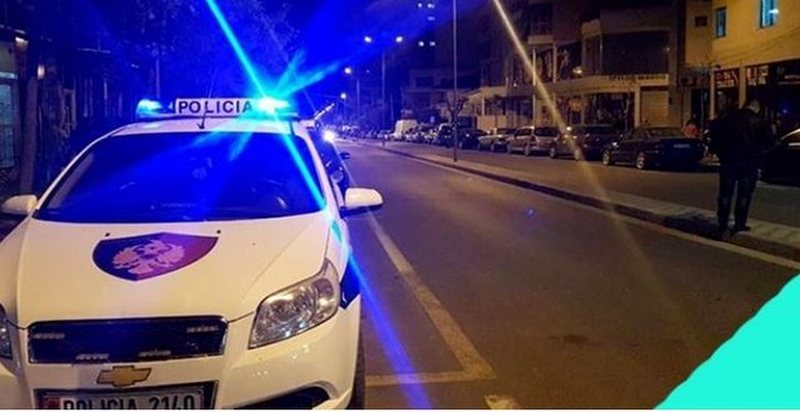 Aksidentohet punonjësi i policisë, makina përmbyset në mes të rrugës IMG 6293