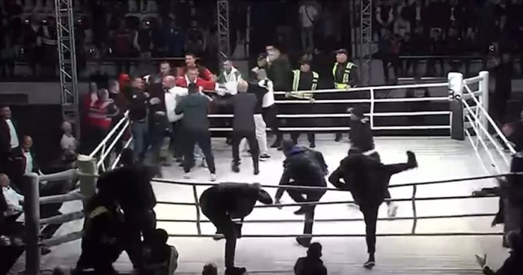 Tiranë/ Tifozët futen në ring në “Feti Borova”, degjeneron ndeshja e boksit IMG 6352