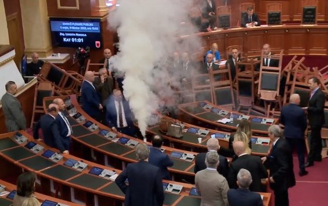 Kaosi në Parlament, mazhoranca kërkon masë disiplinore edhe për tre deputetë të tjerë të opozitës Korreshi 2