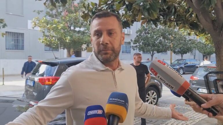 Mark Frroku pritet me përqafime pas lirimit. Çfarë thotë ai për sherrin tek Kepi i Rodonit LIROHET FRROKU 2 770x433 1