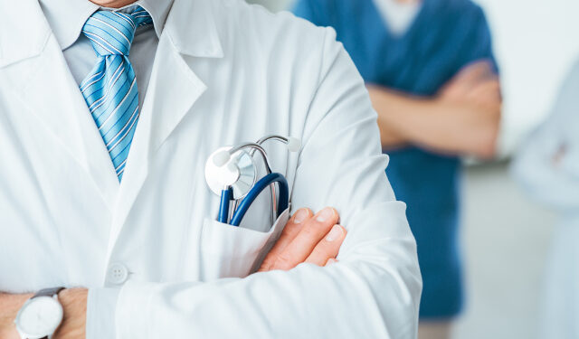 Mjekët i gjejnë një telefon në stomak pacientit shqiptar. U vu re pas vizitës në spital Mjeke 2 640x375 1
