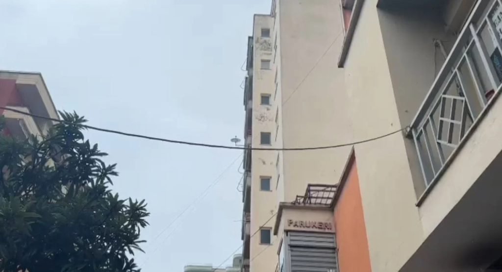 22-vjeçarja në Vlorë hidhet nga kati i 5-të i një pallati, gjen vdekjen e menjëhershme Screenshot 2023 11 04 at 10.44.41