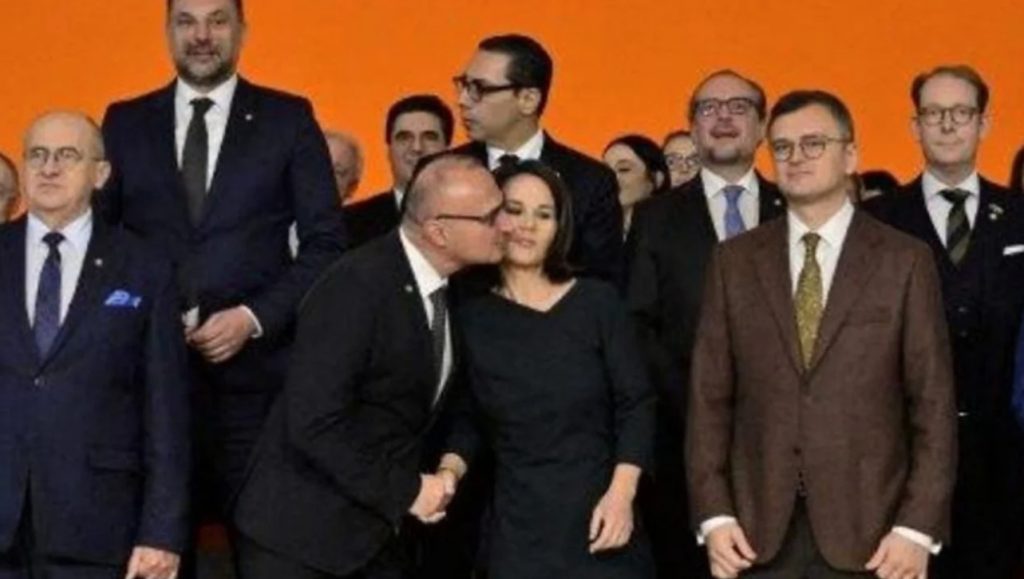 Video / Polemika pas puthjes së sikletshme të ministres gjermane në samitin e BE-së Screenshot 2023 11 04 at 14.45.51