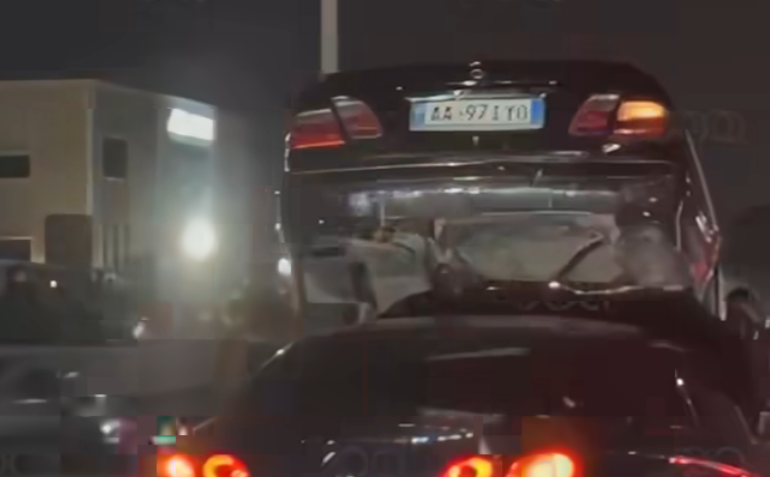 Aksident “i çuditshëm” në autostradën Tiranë-Durrës (VIDEO) Screenshot 2023 11 05 184553