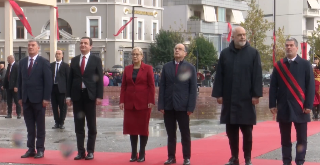 VIDEO/ Ngritja e flamurit në Vlorë! Albin Kurti krah Ramës Screenshot 2023 11 28 100848