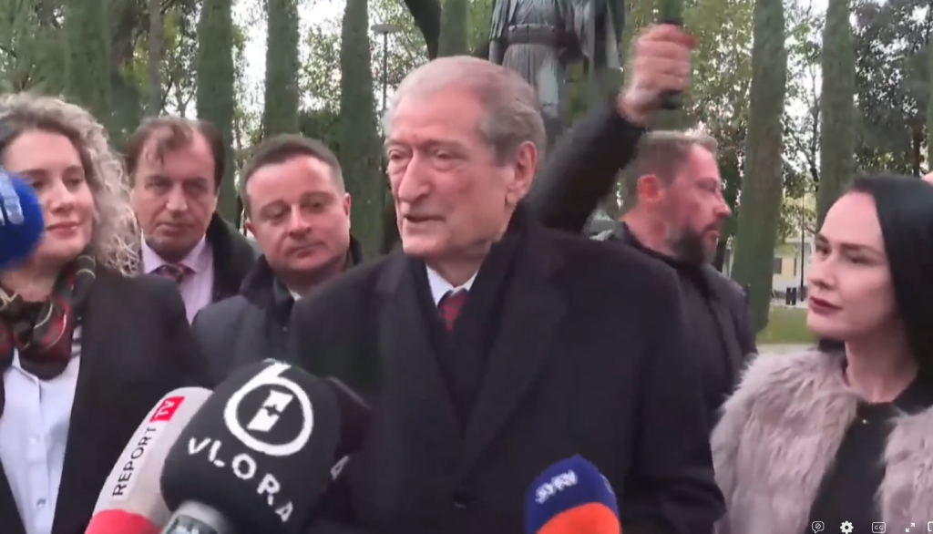 VIDEO/ Berisha në Vlorë: Betohem para varrit të Ismail Qemalit, se Ramën do e paketojmë për në Beograd Screenshot 2023 11 28 104033