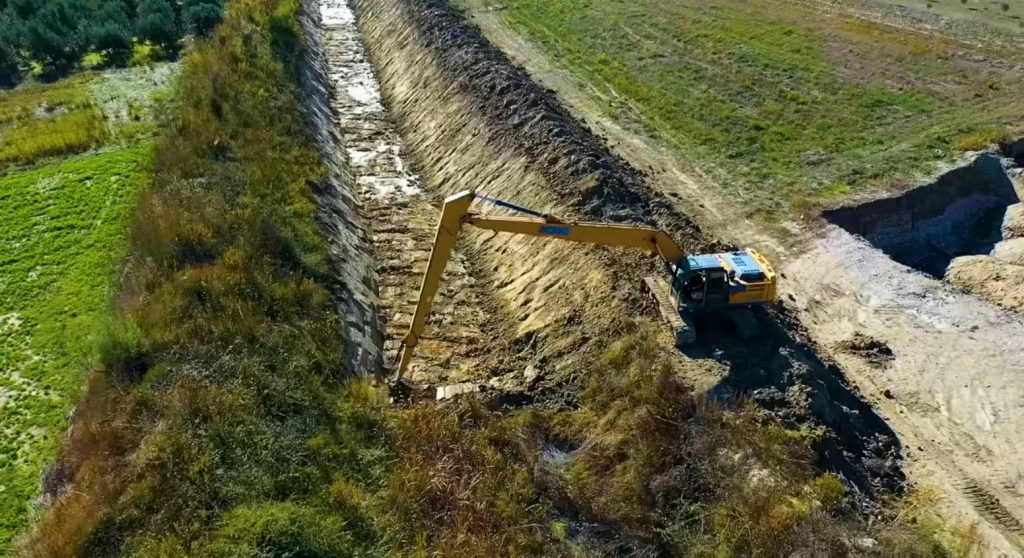 VIDEO/ Rama: Pastrohet përroi Hekal-Mollaj në Mallakastër, evitohen përmbytjet në tokat bujqësore Screenshot 33