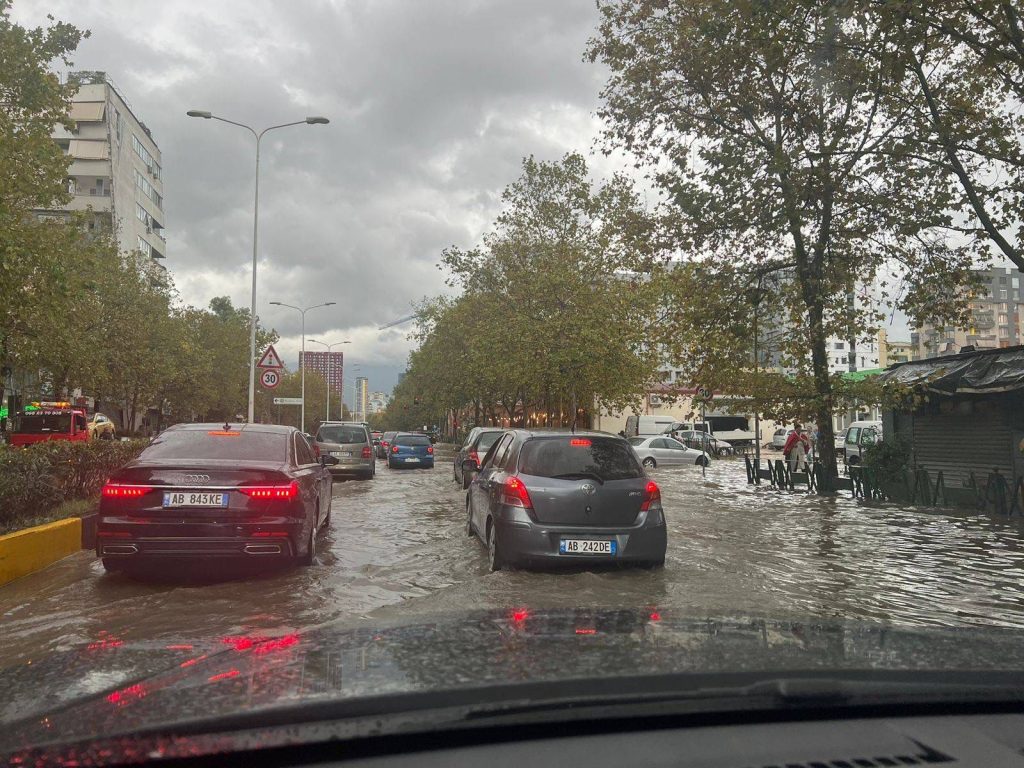 FOTO/ Lana del nga shtrati, pema zë poshtë një automjet. Kaos në Tiranë, disa zona të përmbytura 1 WhatsApp Image 2023 11 03 at 14.46.28