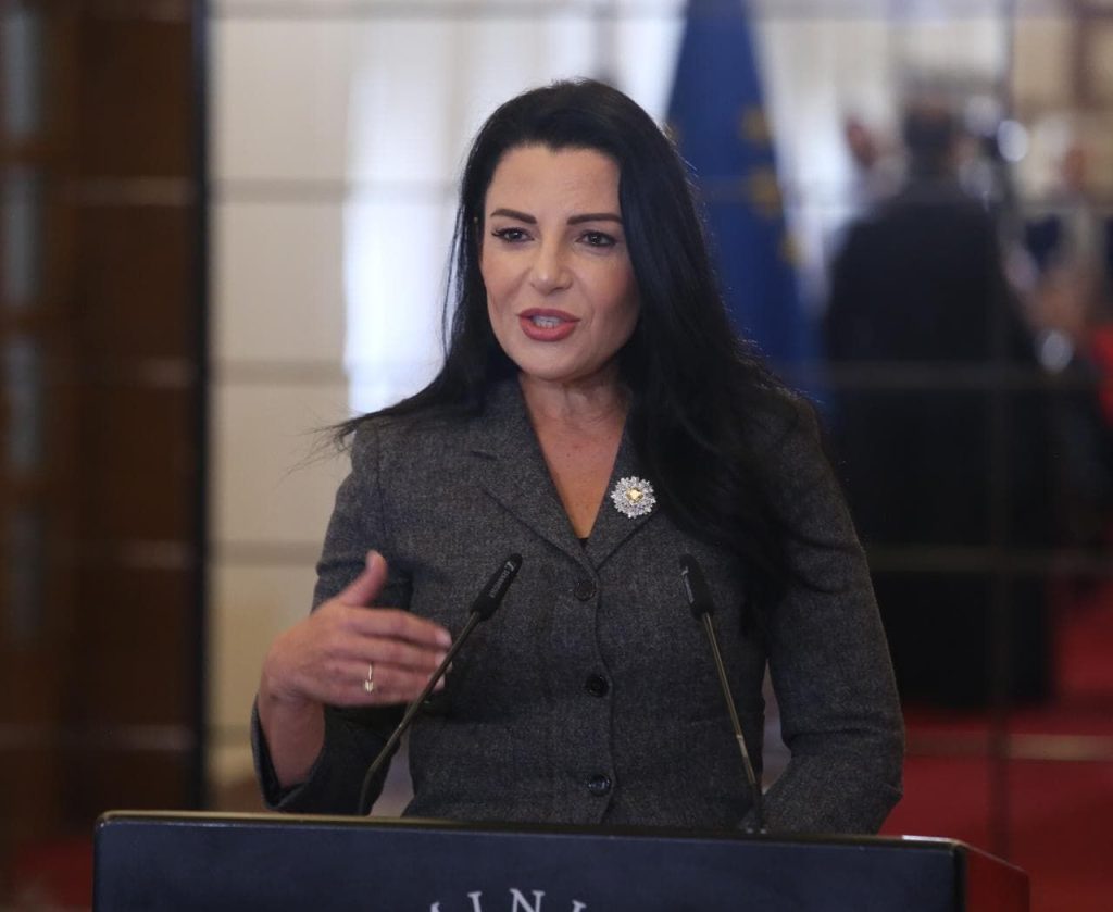 Marrëveshja me Italinë për refugjatët, Balluku: Do të kalojë në Parlament, pasi nuk është finale WhatsApp Image 2023 11 09 at 11.56.17