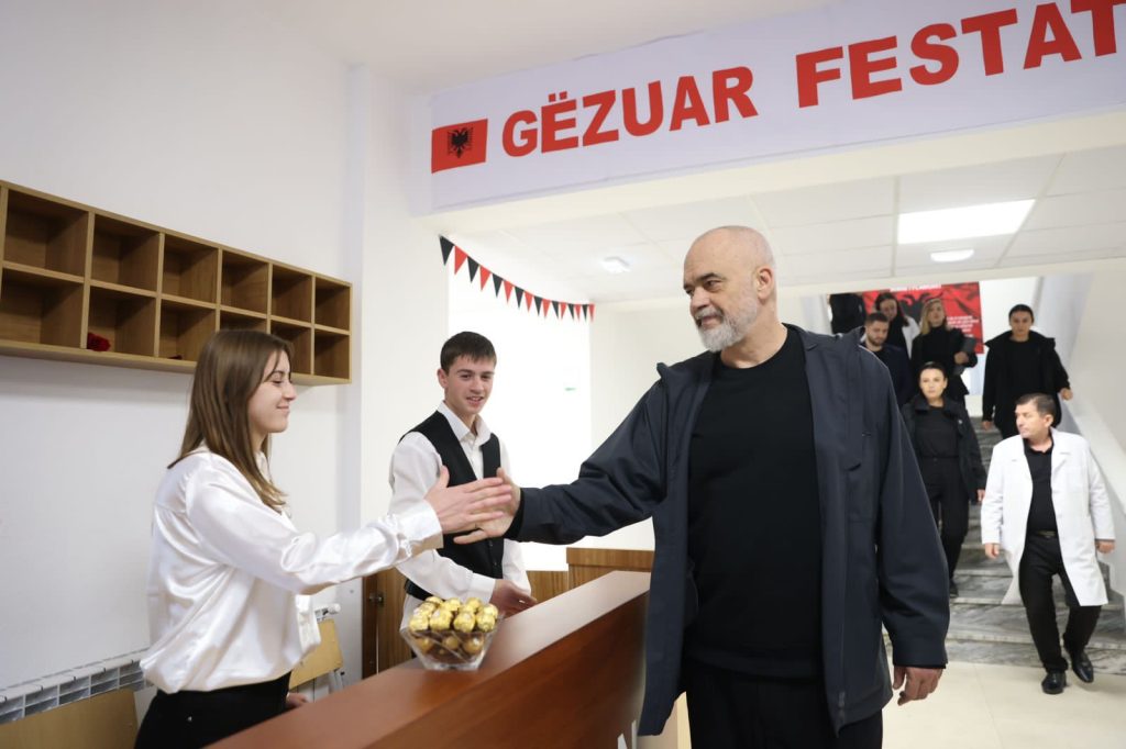 FOTO/ Shkolla profesionale në Peshkopi, Rama: Mundësi e shkëlqyer për të marrë një zanat pa shpenzuar shumë 1 WhatsApp Image 2023 11 16 at 10.33.45