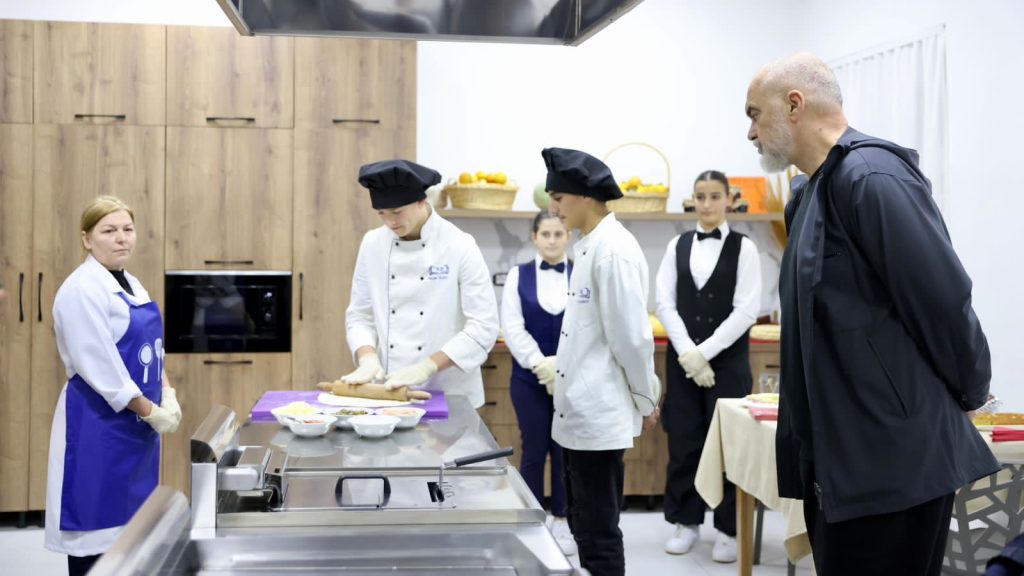 FOTO/ Shkolla profesionale në Peshkopi, Rama: Mundësi e shkëlqyer për të marrë një zanat pa shpenzuar shumë 3 WhatsApp Image 2023 11 16 at 10.33.46