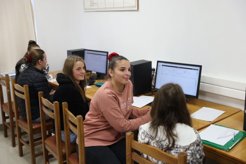 FOTO/ Shkolla profesionale në Peshkopi, Rama: Mundësi e shkëlqyer për të marrë një zanat pa shpenzuar shumë 7 WhatsApp Image 2023 11 16 at 10.33.49