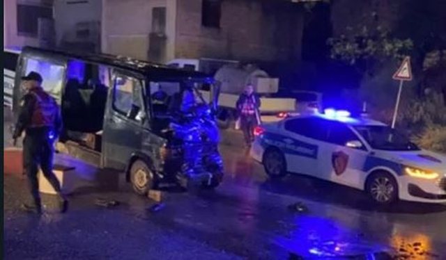 Aksident pranë Sarandës, makina i pret rrugën furgonit të pasagjerëve aksident