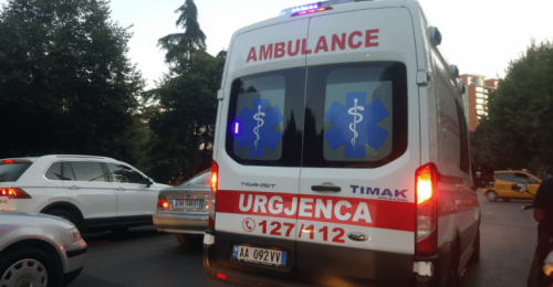Fqinjët alarmohen nga era e qumështit, policia e Fierit gjen një person pa jetë brenda banesës ambulanca 1 780x405 1 500x2601 2