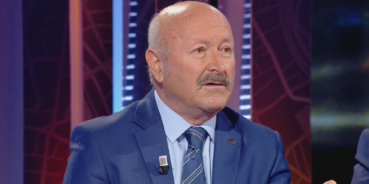 Bujar Kapexhiu: Vetëm miku im Bamir Topi, s’më ka dhënë dekoratë bujari 750x375 1