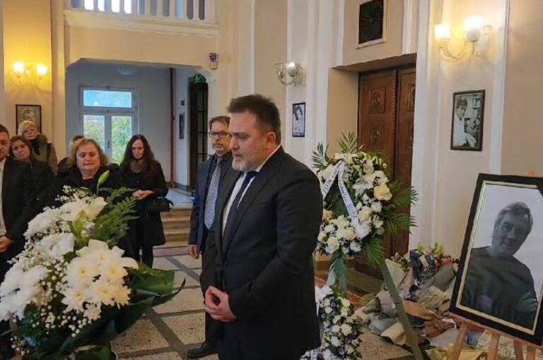 Zef Deda përcillet me duartrokitje nga teatri ‘Migjeni’, i biri: Baba dhe artist i jashtëzakonshëm jul deda 768x510 1