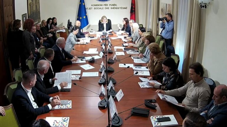 Deputetët bllokojnë punimet edhe në Komisionin e Shëndetësisë. Kryetarja lejon mbledhje 4 minuta komisioni i shendetesise 770x431 1