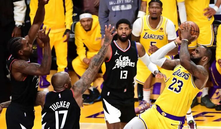 Lakers fitojnë derbin, turpërohen Bucks, marshojnë Boston e Dallas lakers 770x450 1
