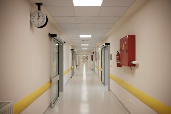 Mjeku bën kërkesën e padëgjuar: Dua 10 patina elektrike që të lëvizë stafi nëpër spital nosokomeio 1024x683 1 675x450 1