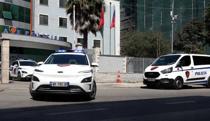Drejtuesi i mjetit përplas policin në vija të bardha policia 1 1