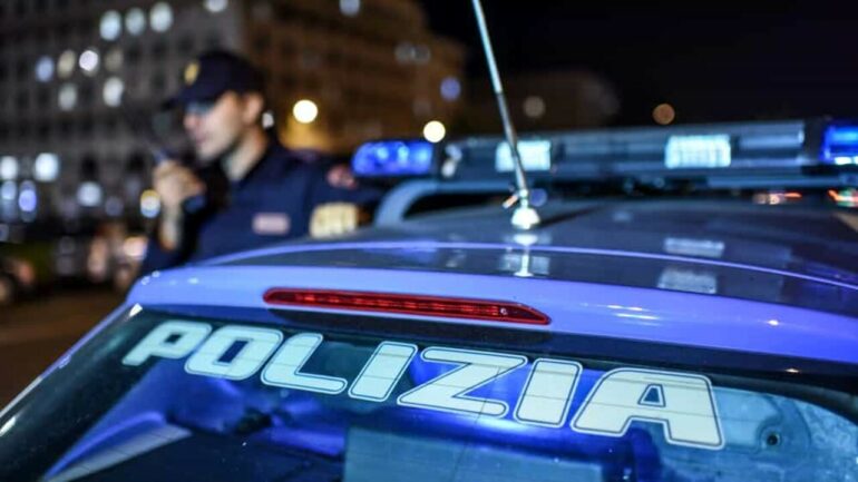 Dyshonte se e kishte tradhtuar, shqiptarja hidhet nga dritarja për t’i shpëtuar dhunës së burrit polizia notte 5 2 770x433 1