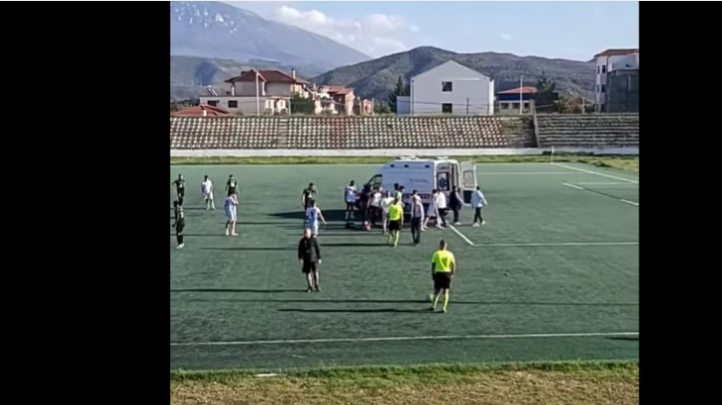 VIDEO/ Goditje kokë më kokë, lojtari bie pa ndjenja në Berat, ambulanca në fushë sport