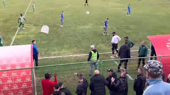Goditi gjyqtarin me stol, shpallet në kërkim 35-vjeçari stoli1 1