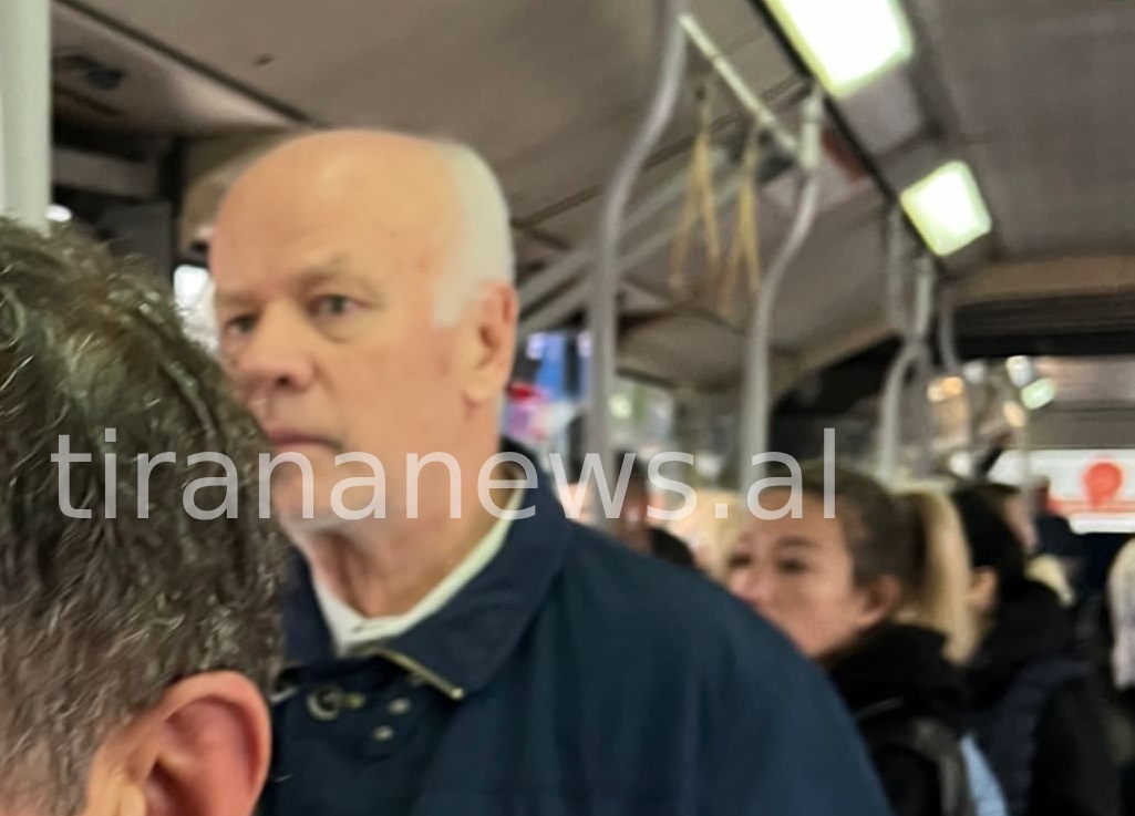 Pas shkarkimit nga vetingu, Xhezair Zaganjori fotografohet duke shfrytëzuar transportin publik në Tiranë zaganjori 1