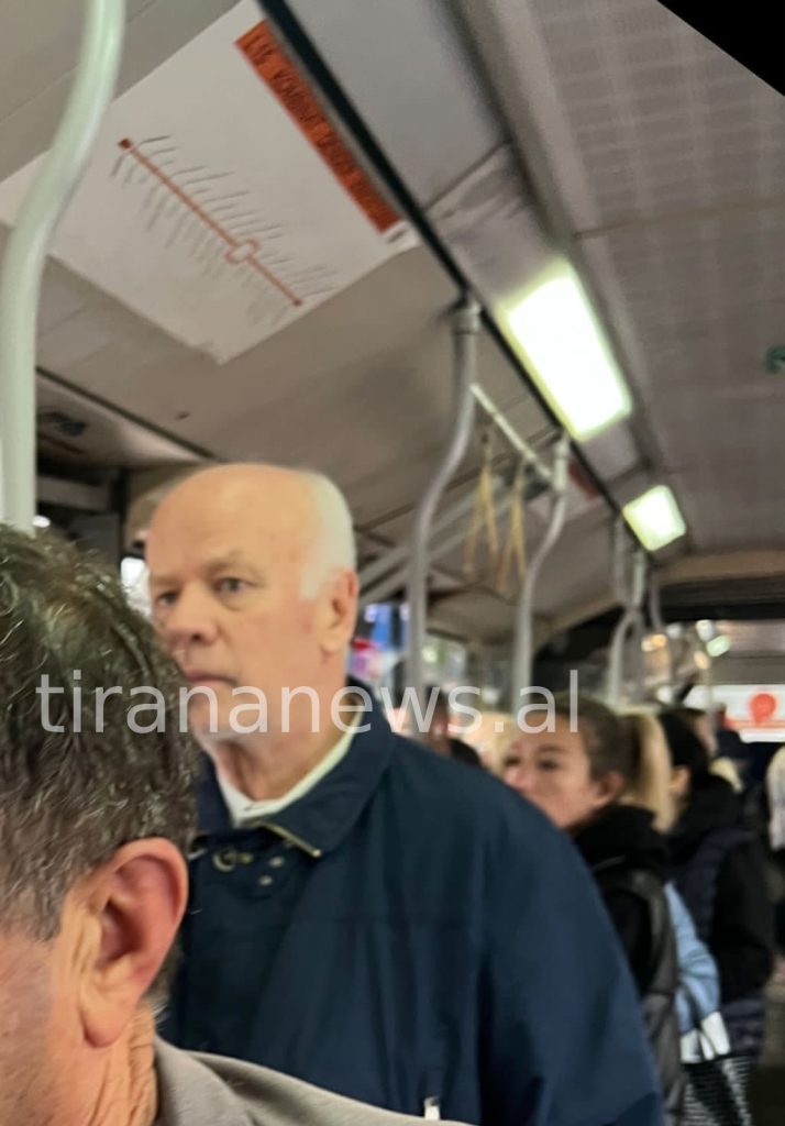 Pas shkarkimit nga vetingu, Xhezair Zaganjori fotografohet duke shfrytëzuar transportin publik në Tiranë 1 zaganjori