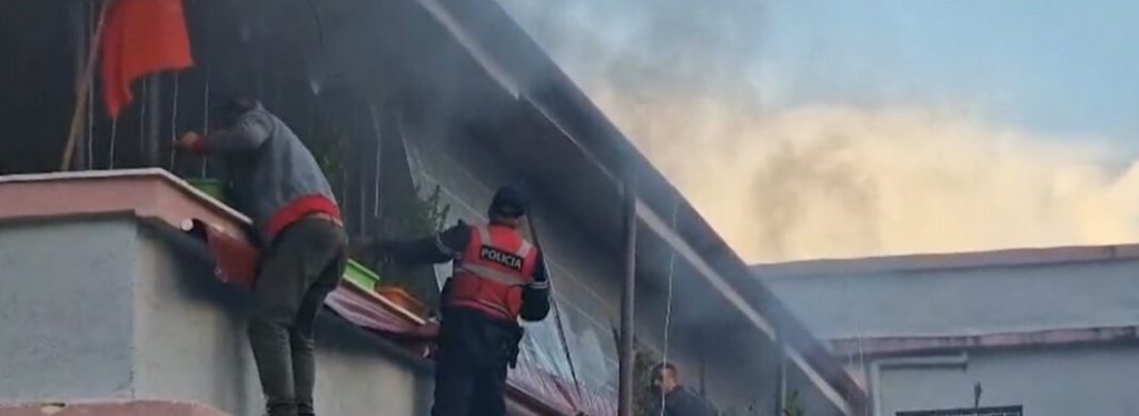 Azili i Fierit në flakë, policia del me deklaratë për të moshuarit që përfunduan në spital zjarri 1068x390 policia