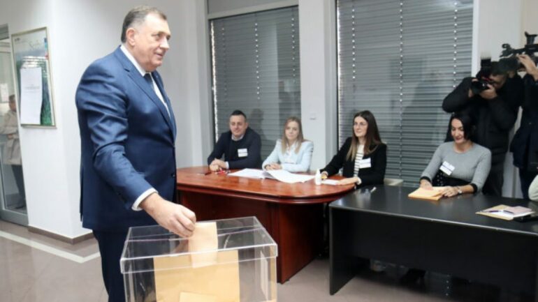 Zgjedhjet në Serbi, Dodik refuzon të votojë brenda kabinës së fshehtë, nxjerr fletën e votimit para gazetarëve 1 195 1130x635 1 770x433 1