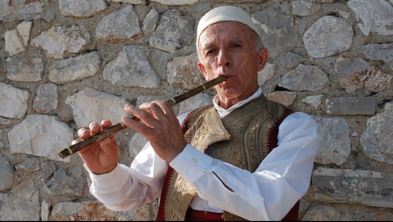 Shuhet “Mjeshtri i Madh”, “Artisti i Merituar”, “Qytetar Nderi i Matit”,virtuozi i muzikës popullore Imer Neli 1531373705 imerrneli