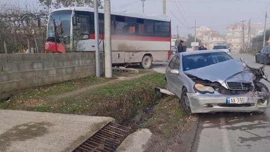 Aksident, autobusi me nxënës përplaset me Benz-in 1701677128 aksident TzGGtPYAA transformed