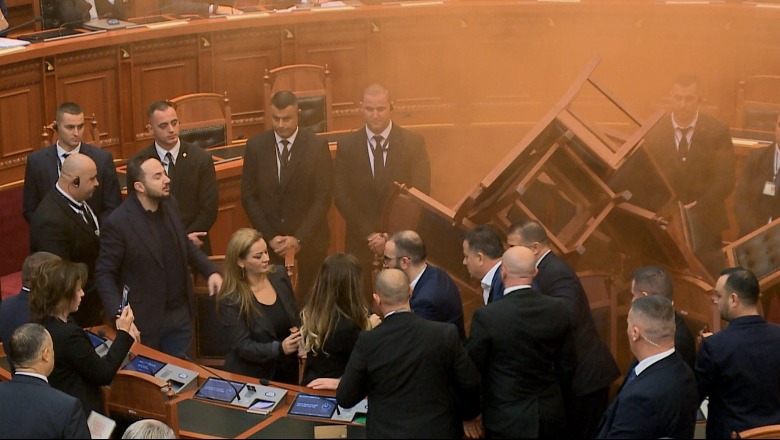 VIDEO/ Deputetët ndezin edhe tymuese, Nikolla përjashton deputetin Noka. Garda ushtron forcën 1701680787 Screenshot17