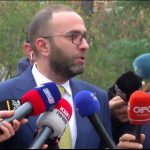 VIDEO/ Berisha drejt arrestimit, dorëzohet në SPAK autorizimi i Kuvendit. Korrieri shkon me skuter 2 1702546756 bardhi