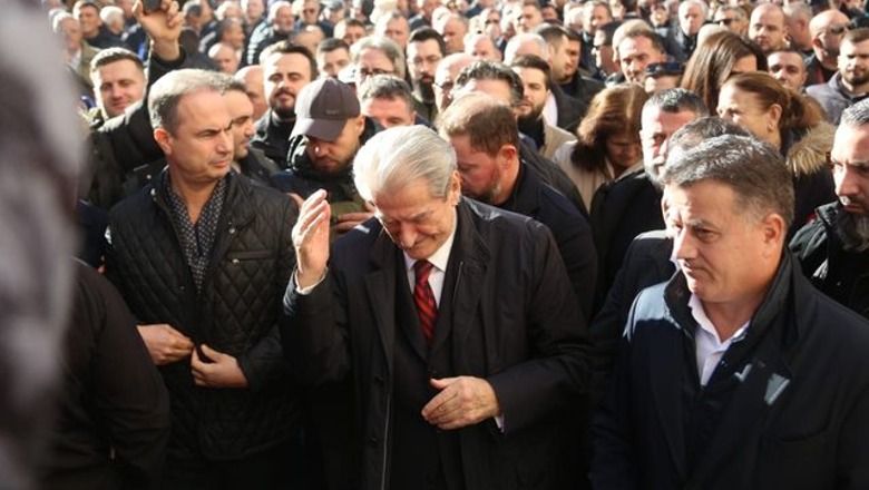 Opozita, pjesërisht indiferente dhe tërësisht e fyer 1702901212 saliberisha
