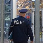 FOTO/ Deputeti Sula shkon në Kuvend me një tufë qepësh të njoma, dhe i veshur si ''doktor'' 6 1703161745 zarf transformed