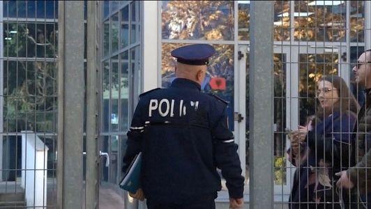 VIDEO/ Berisha drejt arrestimit, dorëzohet në SPAK autorizimi i Kuvendit. Korrieri shkon me skuter 1703161745 zarf transformed