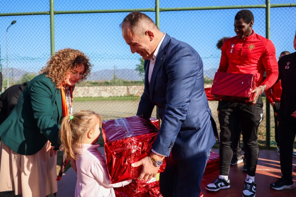 Besëlidhja Basket surprizon fëmijët jetimë, Presidenti Ujka: Duhet të jemi bashkë për të ndihmuar njëri – tjetrin 1 175f1dcb 4508 4f3c b60d b3683e561af4