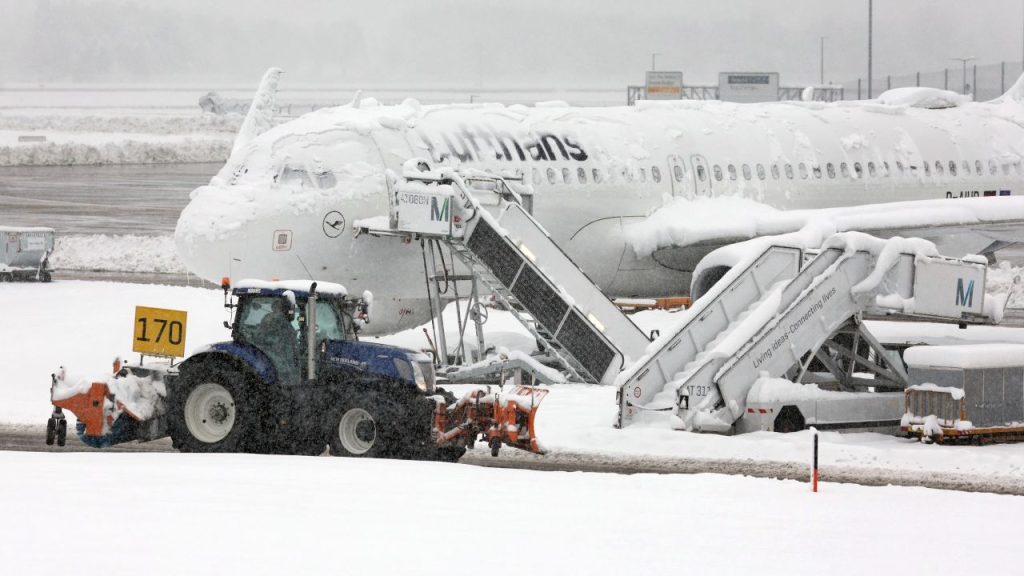 VIDEO/ Anulohen fluturimet në aeroportin e Mynihut, paralizohet transporti në Gjermani 231202110216 restricted 01 munich germany snow 12 02 2023