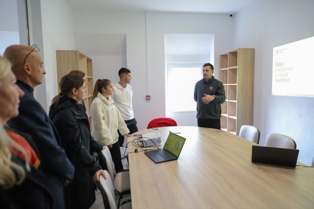 Përurohet Qendra Rinore në Petrelë, Veliaj: Bizhu për zonën, do funksionojë edhe si qendër multi-funksionale për komunitetin 3f132a35 19c3 4b89 9d3a a5ddc28f7660