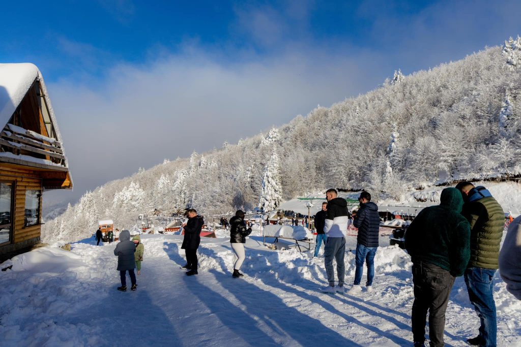 FOTO/ Rama: Pamje mbresëlënëse nga pista e skive në Dardhë, stina më e bukur për turizmin malor 1 411465212 917011936461135 9183257836895381614 n