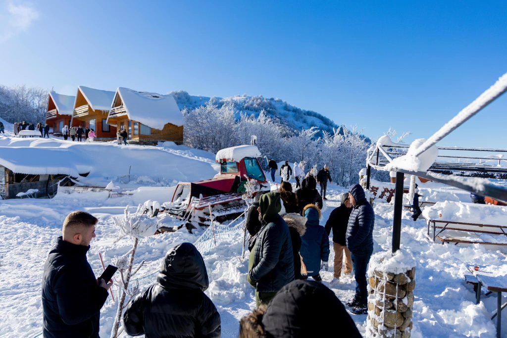 FOTO/ Rama: Pamje mbresëlënëse nga pista e skive në Dardhë, stina më e bukur për turizmin malor 7 412420850 917011976461131 2844289478938302696 n