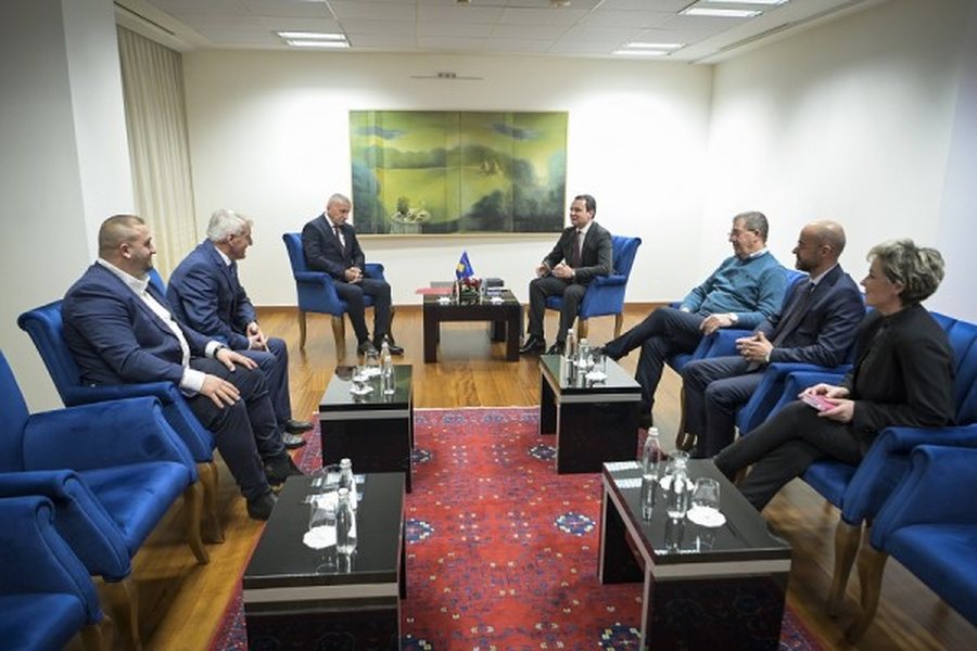 Kryeministri Kurti takon Kamberin: Me rëndësi unifikimi i spektrit politik shqiptar 900 0 1703057768x96121703018248 393