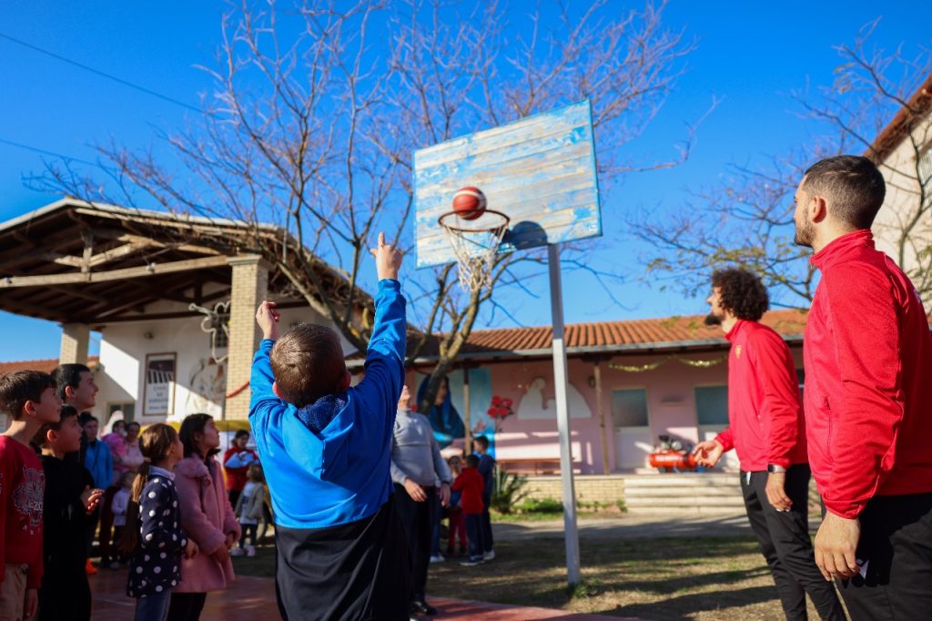Besëlidhja Basket surprizon fëmijët jetimë, Presidenti Ujka: Duhet të jemi bashkë për të ndihmuar njëri – tjetrin 95431b4c 11eb 4b3d 8748 84dd434ec7e0