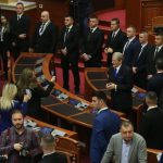 FOTO/ Deputeti Sula shkon në Kuvend me një tufë qepësh të njoma, dhe i veshur si ''doktor'' 5 Berisha parlame 768x576 1