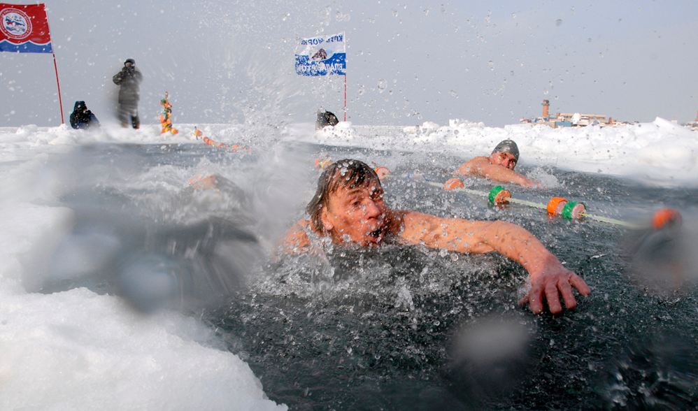 VIDEO/ -35 gradë, rusët sfidojnë temperaturat në Siberi duke bërë not në liqenin e akullt Freezing Winter Ice Swimming Bath In Russia 2